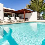 Semesterbostad 3 Bedroom With Pool And Jacuzzi *
