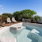 Semesterbostad 3 Bedroom With Pool And Jacuzzi *
